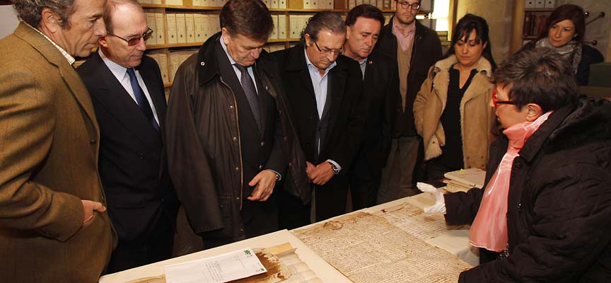 LA archivera Julia Montalvillo muestra unos documentos durante una visita de autoridades al Archivo.
