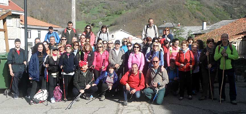 Participantes en la ruta en Posada de Valdeón.