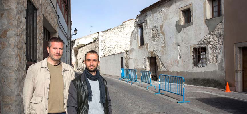 Jose Ignacio de la Fuente y Jesús Ángel Ferreiro frente a un edificio con riesgo de derrumbe en la calle Magdalena.