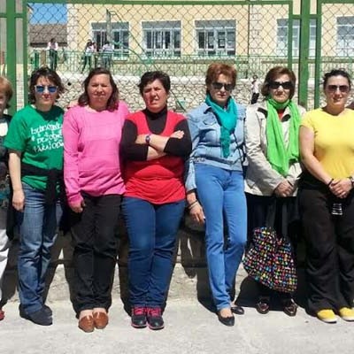“Plante” ante el colegio del CRA EL OLMAR en Olombrada, en protesta por la reválida de 3º de Primaria.
