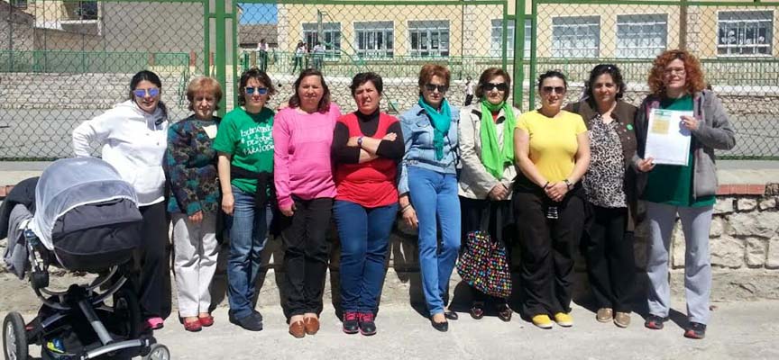Madres ayer ante colegio del CRA de Olombrada.