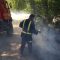 Operarios municipales y bomberos sofocan un incendio de las pelusas de la chopera de El Henar