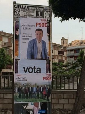 Carteles del PSOE colocados sobre los del PP en la avenida Camilo José Cela.