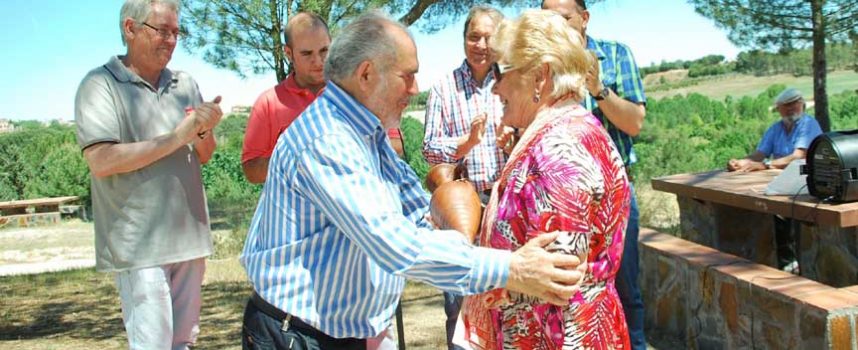 El PSOE de Coca homenajeó a Amor Catalina  entregándole su “Rosa de Pinares”