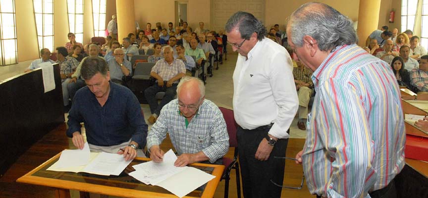 El Presidente de Diputación junto al alcalde de Fuentidueña durante la firma del convenio.