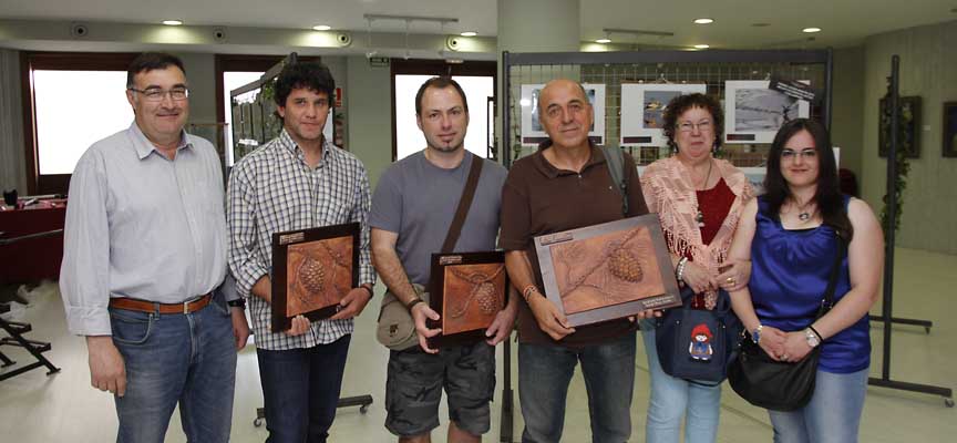 Tres de los autores premiados posan junto a responsables de la asociación cultural Peña la Plaga y el concejal Luis Senovilla.