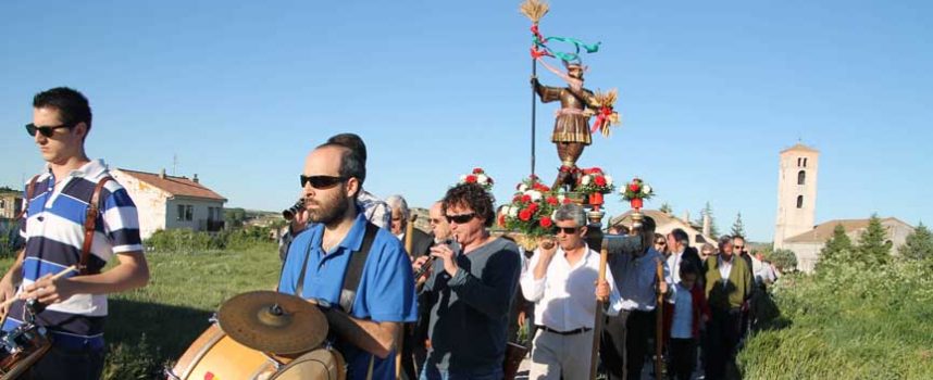 San Isidro salió en procesión al son de la dulzaina y el tamboril