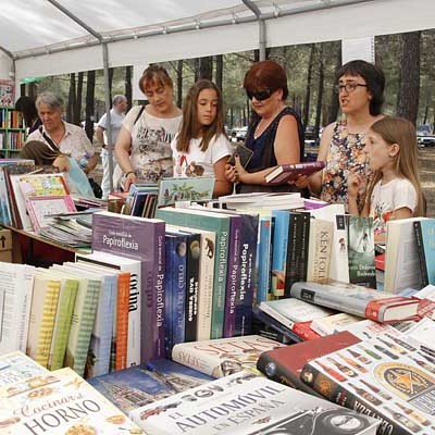 La Feria del Libro `San Benito de Gallegos´ rinde homenaje a Cervantes en su undécima cita entre los pinos