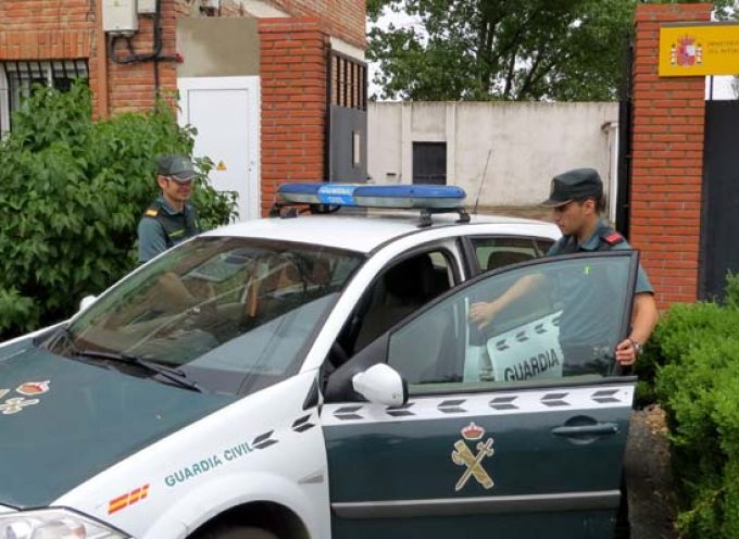 La Guardia Civil auxilia en su domicilio a una persona mayor intoxicada por inhalación de gas butano en Nava de la Asunción