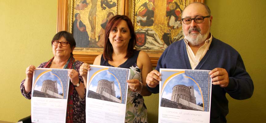 Julia Montalvillo, Nuria Fernández y Juan Carlos Llorente muestra el cartel de la actividad.