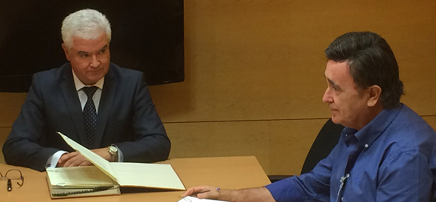 Momento de la firma del contrato de compra-venta en la sede del IDAE en Madrid.