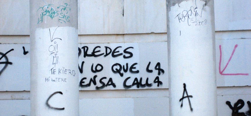 Grafitis que serán retirados por los operarios municipales.