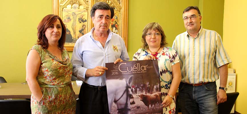 El alcalde y los ediles de Turismo, Cultura y Festejos junto al cartel de las fiestas de 2015.