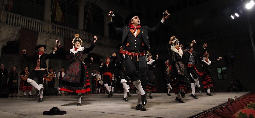 Danzas de León y Pontevedra junto a las locales en el XXXII Festival de Jota Villa de Cuéllar