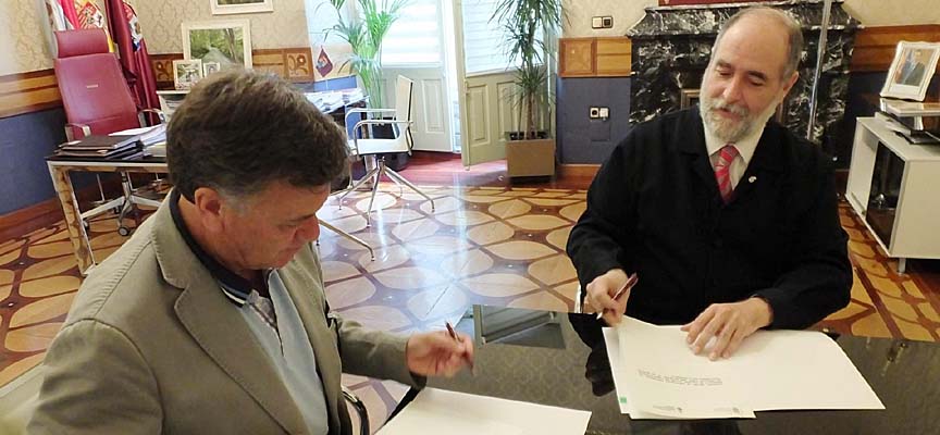 El presidente de la Diputación junto al presidente de los farmaceúticos firmando el convenio.