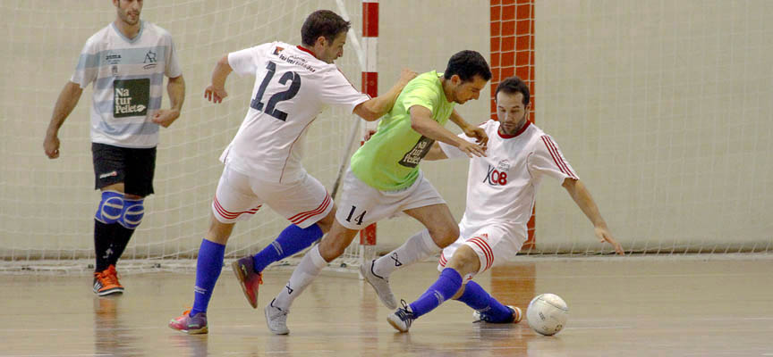 Mario Criado "Chuki" supera la entrada de dos jugadores rivales.