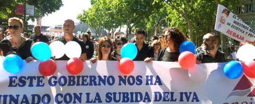 Los peluqueros de la comarca se sumaron a la manifestación del domingo para reivindicar una reducción del IVA