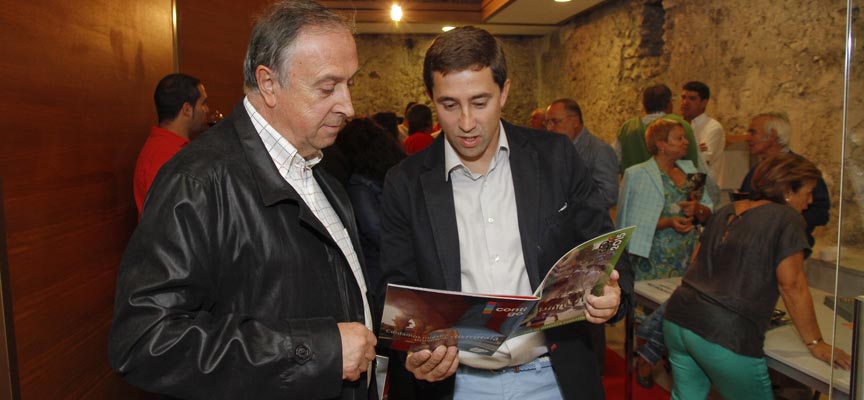 Félix Blanco y Jesús Salamanca hojeando la revista.