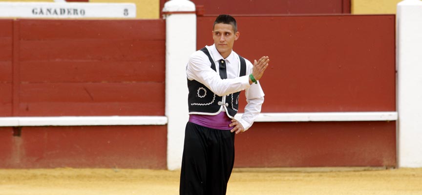 Héctor Cabano saludando al comienzo del concurso de cortes de Cuéllar.