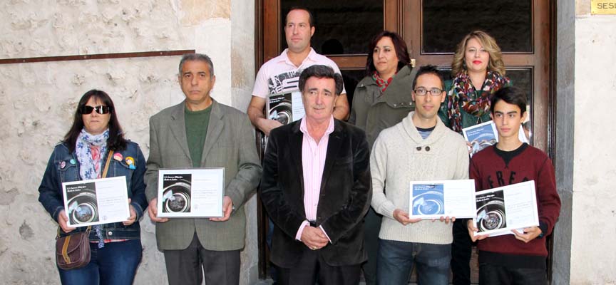Los premiados junto al alcalde y la concejala de Turismo.