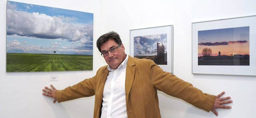 Eduardo Marcos junto a algunas de las fotos de su exposición.