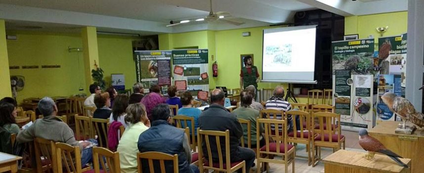GREFA y la Asociación Cultural Olombrada acercan al municipio la exposición itinerante sobre el control biológico de plagas de topillo en Castilla y León