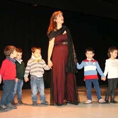 Cultura acercó la ópera y la zarzuela a los alumnos de infantil con el Dúo Puccini