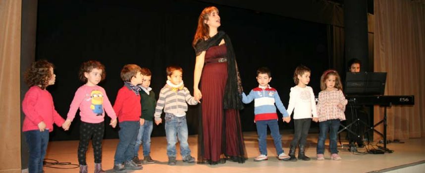 Cultura acercó la ópera y la zarzuela a los alumnos de infantil con el Dúo Puccini