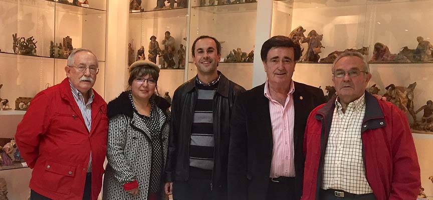 El alcalde, la concejala de Cultura y el párroco de la villa junto a los miembros del colectivo madrileño.