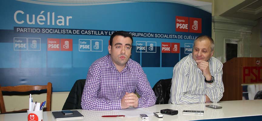 Dos de los ediles del PSOE durante la rueda de prensa.