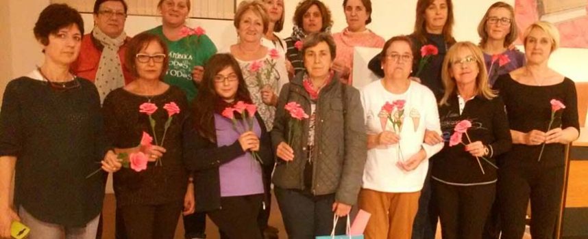 La Asociación de Vecinos La Cuesta-El Salvador impartió un taller de confección de flores de papel