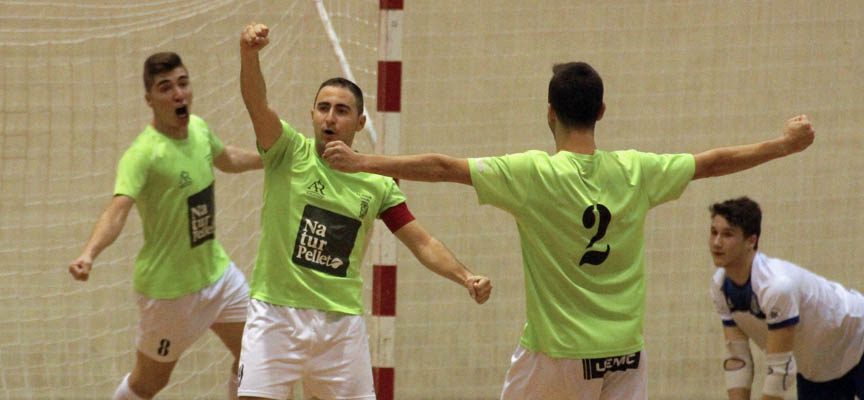 Gonzalo, capitán del Naturpellet Cuéllar, celebra su gol ante el Leis Pontevedra.