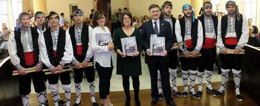 Fuencisla Álvarez  presentó su libro sobre “Las danzas de palos en la provincia de Segovia”