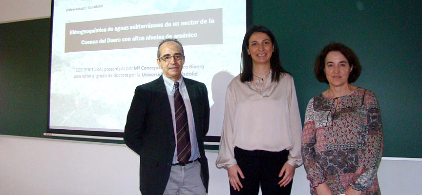 María Concepción Carretero junto a los profesores María del Sol Vega y Rafael Pardo.