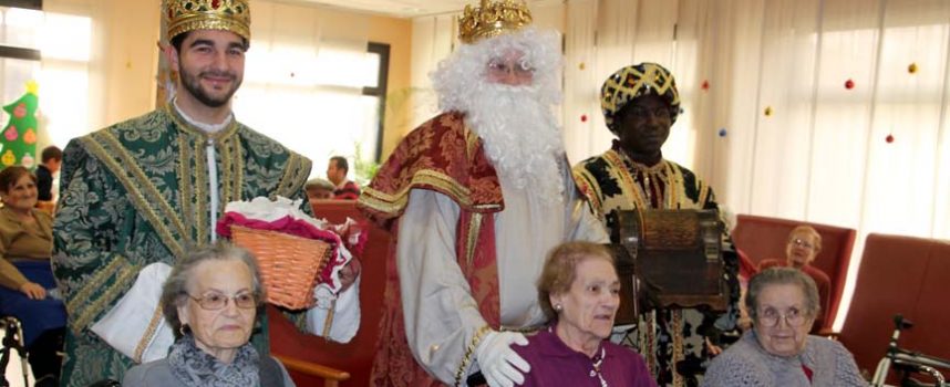 Los Reyes Magos inician su recorrido llevando ilusión a los mayores