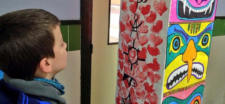 Tótems indios y carrera solidaria para celebrar el Día de la Paz en el CEIP San Gil