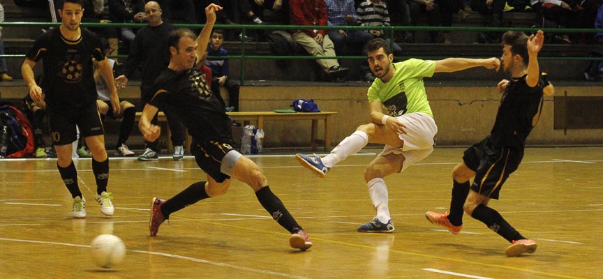 Alfonso Arribas "Alfon" dispara y marca ante la oposición de tres jugadores del FS Bueu.