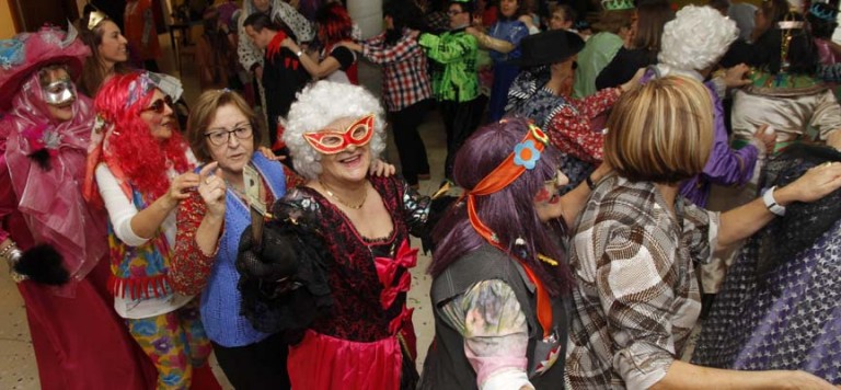 Música y buen humor en el carnaval del Centro de Día de Personas Mayores