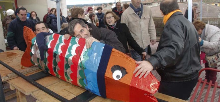 Los cuellaranos despidieron con pena al Carnaval en el entierro de la sardina