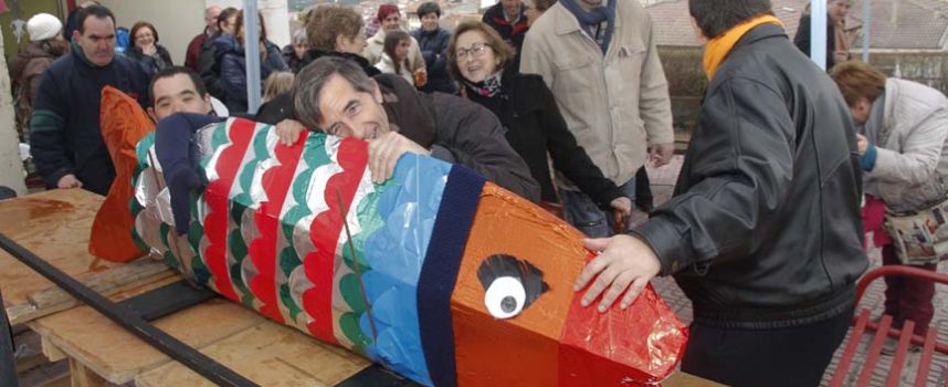 Los cuellaranos despidieron con pena al Carnaval en el entierro de la sardina