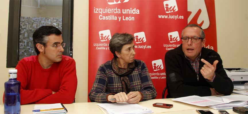 Alberto Castaño (izquierda), Montserrat Sanz y Ladislao González en la sede de Izquierda Unida en Cuéllar.