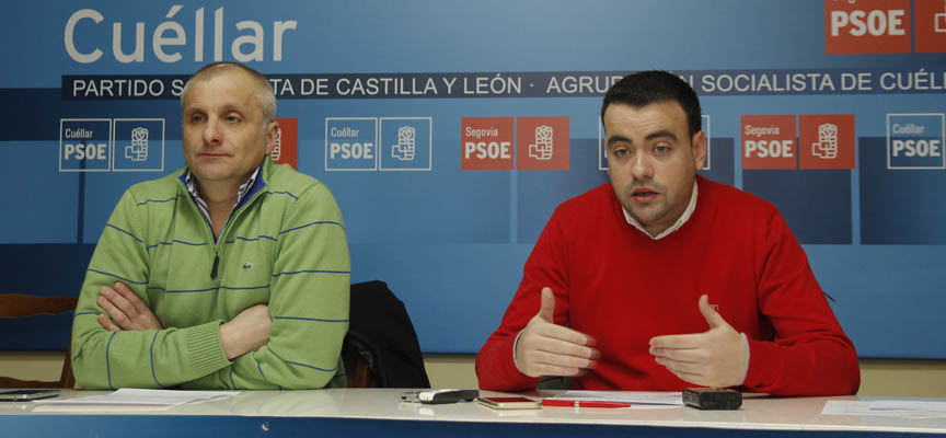 Los concejales socialistas Carlos Fraile (derecha) y Ángel Carlos Hernando, durante la rueda de prensa en la sede del partido en Cuéllar.
