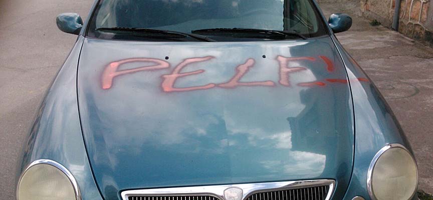 Pintada en el vehículo del alcalde de Fuentepelayo.