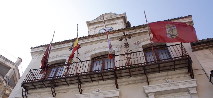 Banderas a media asta en el Ayuntamiento de Cuéllar en señal de luto