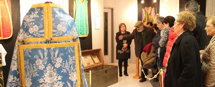La sala Alfonsa de la Torre acoge la muestra “De ropas y colores Litúrgicos”