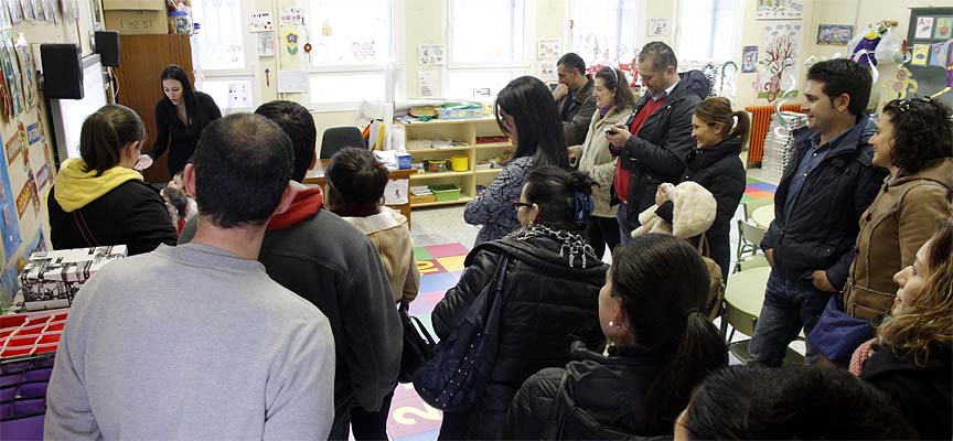 Los padres visitaron las aulas de infantil del centro.