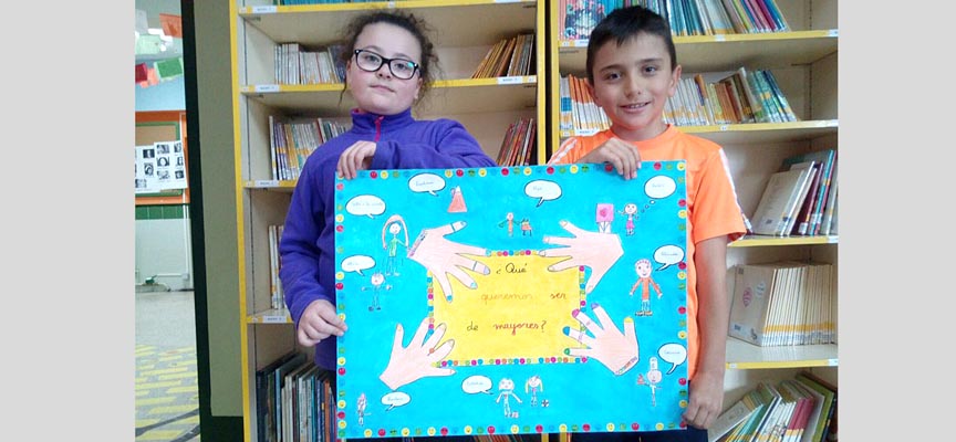 Alumnos de segundo de primaria de San Gil mostrando el dibujo que presentaron al concurso.