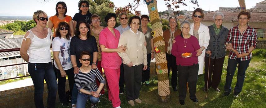 El Centro de Día llena de colores su jardín con la ayuda de la Asociación La Cuesta El Salvador