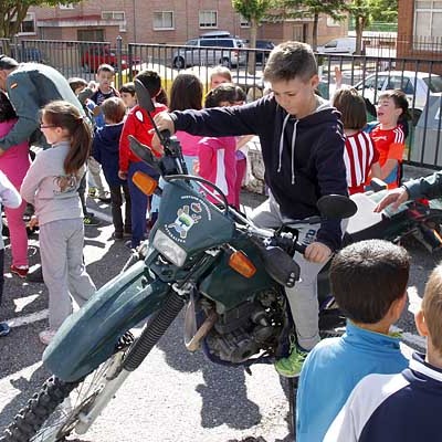 La Guardia Civil muestra sus equipos y servicios a los escolares de Cuéllar