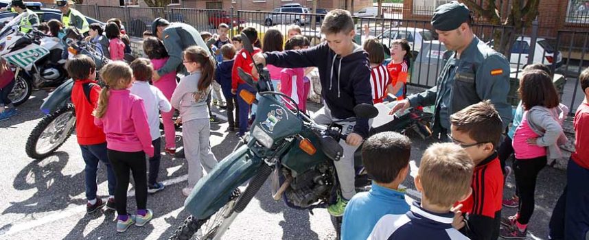 La Guardia Civil muestra sus equipos y servicios a los escolares de Cuéllar